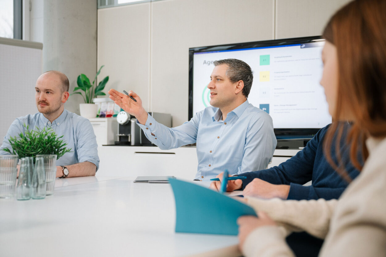 ITSM-Berater für ServiceNow hebt im Meeting Hand